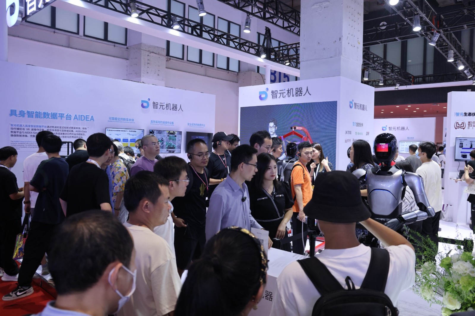 太阳成集团tyc机器人亮相世界机器人大会WRC